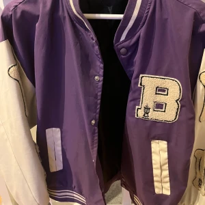 Baseball jacka - Säljer denna baseball jacka som jag köpte för 800kr! Haft den i ett halvår med har tröttnat. I storlek S men den är lite större så passar även M! 😽