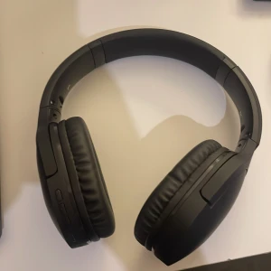 Overear hörlurar - Ett par riktigt schyssta hörlurar som sitter över öronen för en fenomenal ljudupplevelse