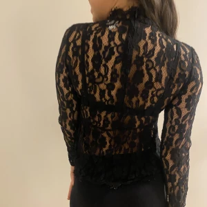 spetstopp XS - Svart långärmad spetstopp/blus , perfekt för fest julfest och nyår. Storlek XS.