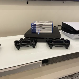 Ps4 - Funkar som den ska, säljer den för använder inte den mer. Spel o två kontroller följer med