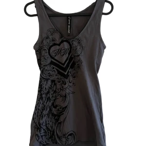 Metal melisha linne - Snyggt linne från metal melisha med detaljer och öppen rygg! I jättebra skick och passar som strlk S, skriv vid frågor☺️