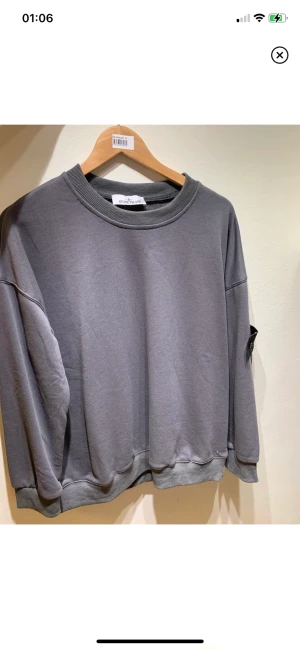 Stone Island sweatshirt - Säljer nu min stone island sweatshirt 1/1 kopis då den inte passar. Storlek M passar även L