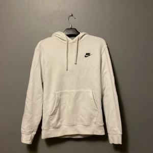 Vit Nike hoodie - Vit Nike hoodie i storlek S Lite sliten men helt ok 