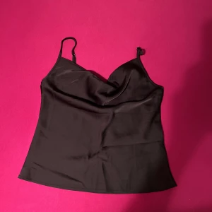 Svart silkestopp - OANVÄND superfin svart silkestopp 💕💕 Finns också i vit!! Köp båda för 80kr!!