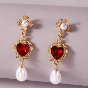 Örhängen  - Saknar pluppar där bak. Annars bra skick