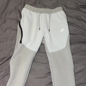 Nike tech byxor - Fina Nike tech byxor. Färgen är färgen är ganska sällsynt och går inte riktigt hitta någonstans. Färgen är ljus grå och lite mörkare grå. 