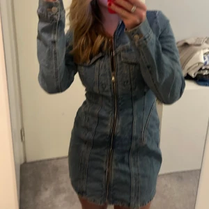 Jeans klänning  - Säljer denna snygga jeansklänning från zara som ändast är testad en gång🤩vill du ha fler bilder är de bara att skriva 🫶🏼