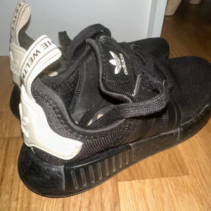 NMD R1  - skorna är i bra skick 