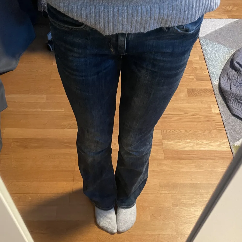 Ett par jätte snygga och sköna lowwaist bootcut jeans som är köpta secondhand men som inte kommer till användning. Midjemått: ca 36cm tvärs över, Innerbenslängd: ca 80cm, passar perfekt på mig som är ca 1,69. Köparen står för frakten ❤️. Jeans & Byxor.
