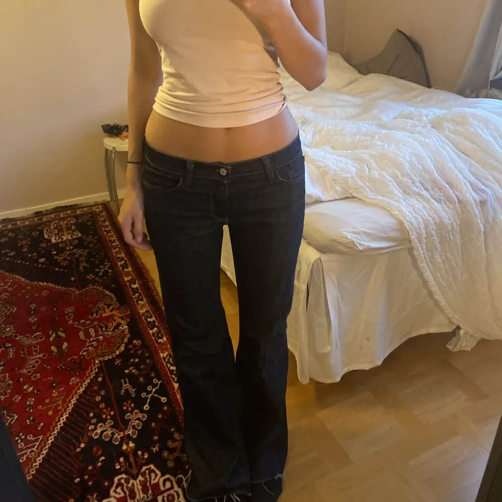 Fina Bootcut jeans som är avklippta, sitter midwaist. Midjemått: 40 innerbenslängd :80cm💋✨. Jeans & Byxor.