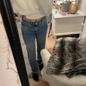 Jättesnygga blåa jeans från gina tricot, strl 38. Säljer då de är lite för stora för mig.