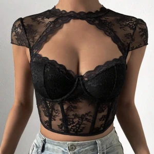 Svart korsett topp - Säljer denna helt nya korsett toppen från shein då den var för stor för mig 🩷den är superfin och passar perfekt för fest / nyår mm 🙏🏻 nypris är 109kr! Skriv priv vid minsta fråga eller ge prisförslag!! 