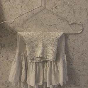 kjol  -  säljer denna kjol då den ej kommer till användning! för fler bilder/ bilder på, skriv privat! 