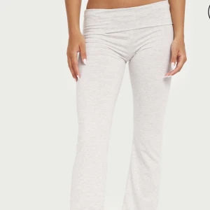 Yoga pants - Säljer mina jättefina byxor ifrån Nelly som tyvärr är för stora för mig! Har använt dom max 2-3 ggr.