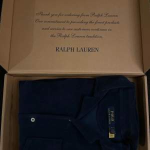 Säljer denna Ralph Lauren tröjan i materialet ”Terry”, den är aldrig använd, i stort sätt helt ny. Skick 10/10. Nypris 1595 kr men pris kan diskuteras vid smidig affär🤝