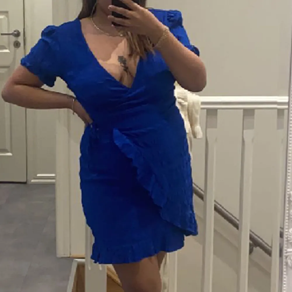 Säljer en blå klänning i strl M, endast använd 2 gånger . Klänningar.