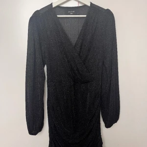 Festlig klänning - Säljer min fina klänning då den inte kommer till användning längre. Storlek M men funkar som S. 