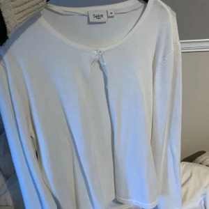 vit kofta - Vit tröja med knappar 💕Från Saint tropez 