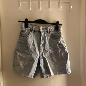 Jeans shorts - Helt nya ljusa jeans shorts aldrig använda, nyskick, väldigt bra kvalite. 