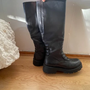 Boots läder - Knähöga stövlar från Vagabond. Ord pris 2200kr.  Knappt använda, mkt fint skick!
