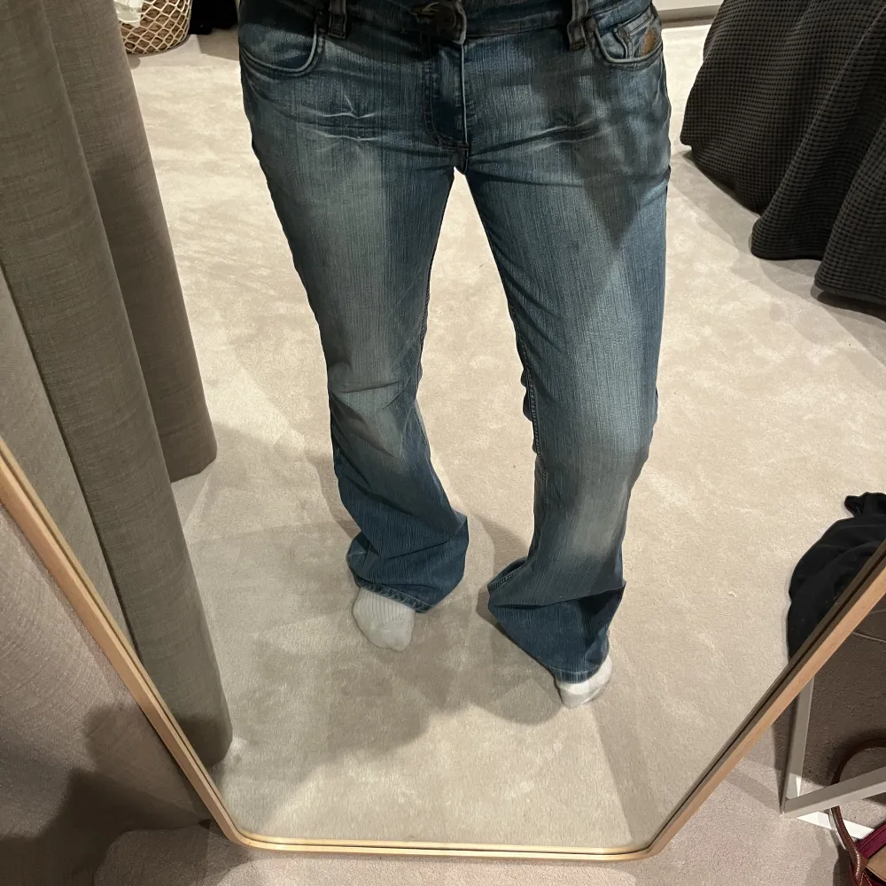 Low waist bootcut jeans i fint skick, Midjemått tvärs över: 42 cm Innerbenslängd: 76cm Storlek M. Jeans & Byxor.
