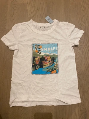 T-shorts med fint tryck - En helt oanvänd t-shirt från ett från loft. Storlek xxs.☺️