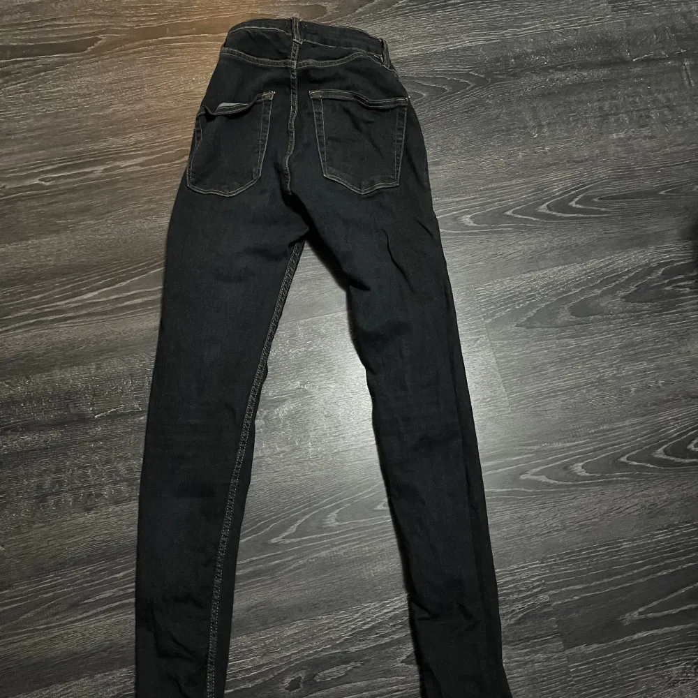 Dessa är mörkt blå-gråa snygga jeans från lager 157. . Jeans & Byxor.