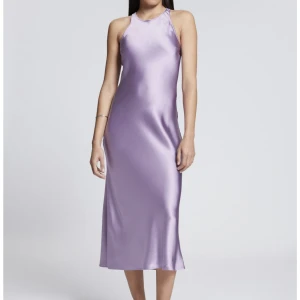 Midiklänning i satin - Slutsåld lila satinklänning från & other stories. Nyskick. Nypris:1090 kr