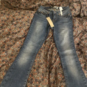 Lågmidjade jeans  - Säljer dessa pågrund av att dom var för små. Köpta på vinted och aldrig använda. Står storlek 25/32 på dom men skulle säga att dom är mer 24/32