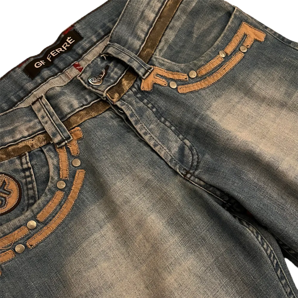 Designer jeans från italienskt märke. Läser detaljer både front och back. Köpta i Milano    Pris kan diskuteras if it makes sense* Köparen står för frakt och för slarv vid frakten! . Jeans & Byxor.