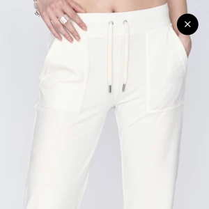 Juicy couture byxor med fickor  - Säljer mina vita Juicy byxor. Dom är använda hyfsat mycket. Men inga fläckar eller något skumt. Dom ser hur som på tredje bilden💕