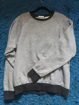 Weekday sweatshirt - Randig sweatshirt från Weekday, fint skick men två små orangea fläckar på baksidan av vänstra ärmen. Storlek M.