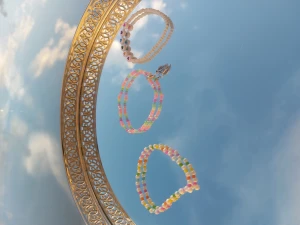 Designtips! - Armband i olika färger, det finns andra färger om man skulle vilja ha andra. Beroende på design är pris olika. Frakt 18 kr. Kom priv vid intresse eller frågor🫶🏻