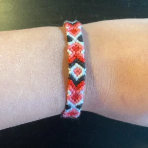 Kompisarmband 🤍 - Ett handgjort kompisarmband i röd, rosa, svart, och vit färg💗 Titta min profil för pris och mer info