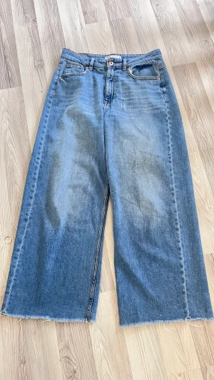 Vida jeans Zara - Vida jeans från Zara rymliga i modellen.  Bra beg skick Stl 40  Passar i längd till någon som är runt 158-160 cm 