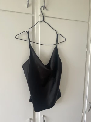 Satin linne - Svart satin linne 