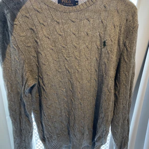 Grå Ralph Lauren Tröja - Knappt använd, mycket fin och stilren, passar tjej och kille. Storlek M
