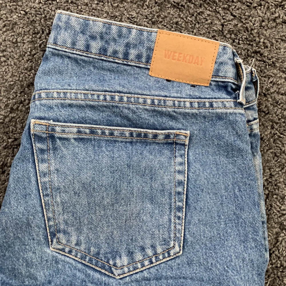 Arrow low straight jeans från weekday som är i samma modell som första bilden, men där skillnaden är att jag säljer i en blå tvätt!! 💙💘 Nästan helt oanvända och nypris runt 600kr. Jeans & Byxor.