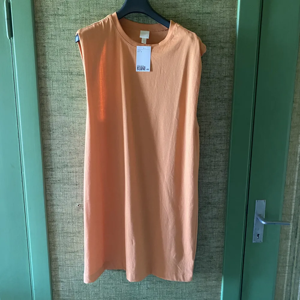 En oanvänd orange T-shirt klänning i storlek S  En ny grå T-shirt klänning i storlek S Båda för 100 kr  Pris diskuteras vid snabb affär . Klänningar.