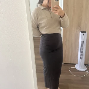 Lång kjol  - Säljer denna gråa, fina och otroligt sköna kjolen från Ginatricot. Använd minst 2 ggr. Jättebekväm men tyvärr lite för tight för mig. Storlek XS. Pris 100 kr + frakt! Skriv till mig för intresse!! 