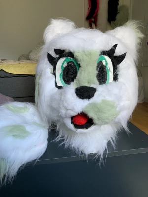 Fursuit head - Jag säljer den rätt så billigt för den inte är bästa kvaliten man kan se trådar på vissa ställen som är blåa och runt öronen är inte allt sytt och lite bald spots men det syns inte från långt håll, bra syn, 63 cm runt på insidan, kommer med en svans.