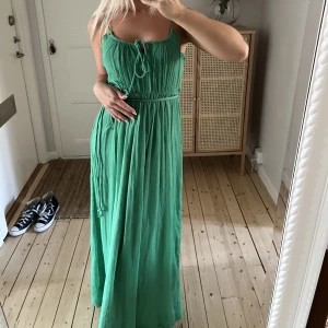 Långklänning - Säljer denna superfina långklänningen i storlek S. Använd 1 gång av mig! 🤍🌼