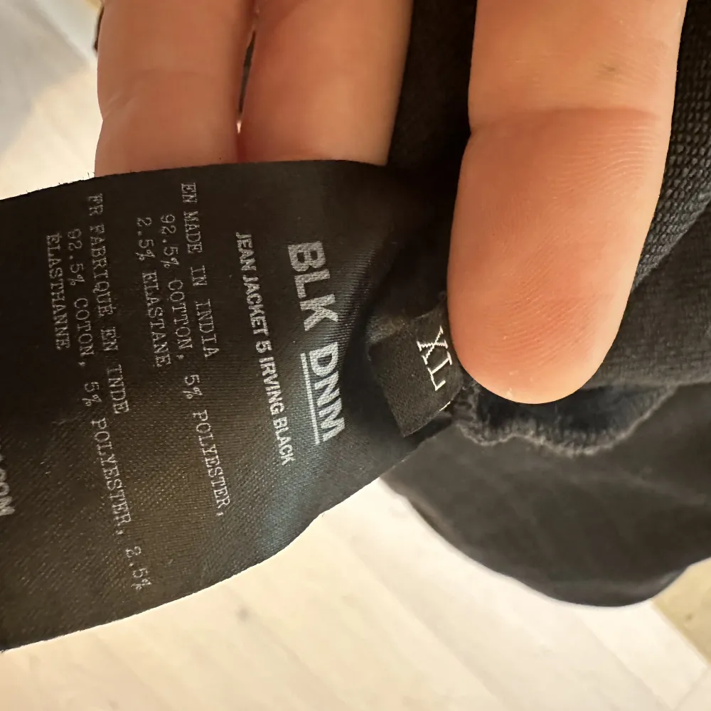 Säljer en BLK DNM jeansjacka i svart. Är i storlek XL men upplever den mer som L som är min vanliga storlek. Fint skick, använd ett fåtal gånger. . Jackor.