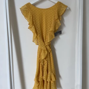 Klänning  - Gul klänning, har aldrig kommit till användning. 