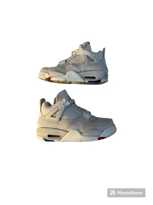 Jordan 4 Retro ”Blank Canvas”  - Jordan 4 Retro ”Blank Canvas” STRL 38 / US 7 Woman Köpt på Footlocker i Bangkok 2022, OG låda och kvitto finns ej. Möjligtvist bankuttdrag.  A lil dusty då dem bara stått och samlat damm, rengörs såklart. Använda 2-3 gånger.  ANVÄND GÄRNA KÖP NU.