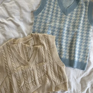 Stickade västar - Stickade västar från Shein. Oanvända eller använd någon enstaka gång. Storlek S-m i båda. En för 40 eller båda för 60kr.