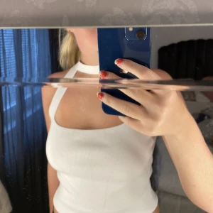 Zara topp  - Vit zara topp storlek M men passar mig som brukar ha s,använd 1 gång  