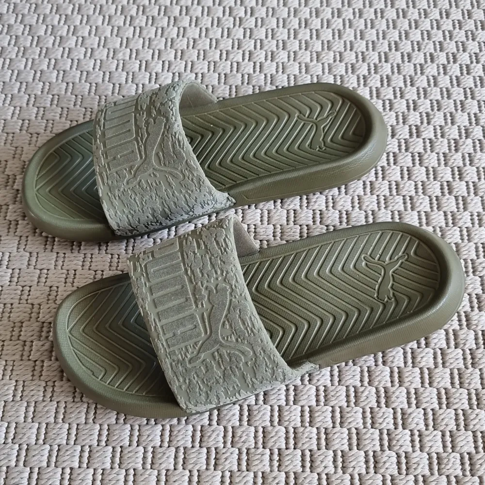Khaki gröna sandaler från Puma. Använda en gång. . Skor.