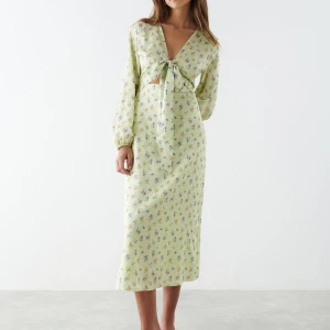 Klänning - Säljer denna superfina klänningen ifrån Gina tricot som är helt slutsåld. Den är sparsamt använd och har använts ca 5 gånger. Nypris 599kr 