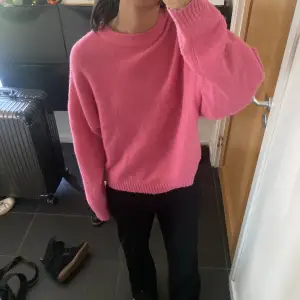 Fin rosa stickad tröja i bra skick! Nopprig men det går att ta bort 